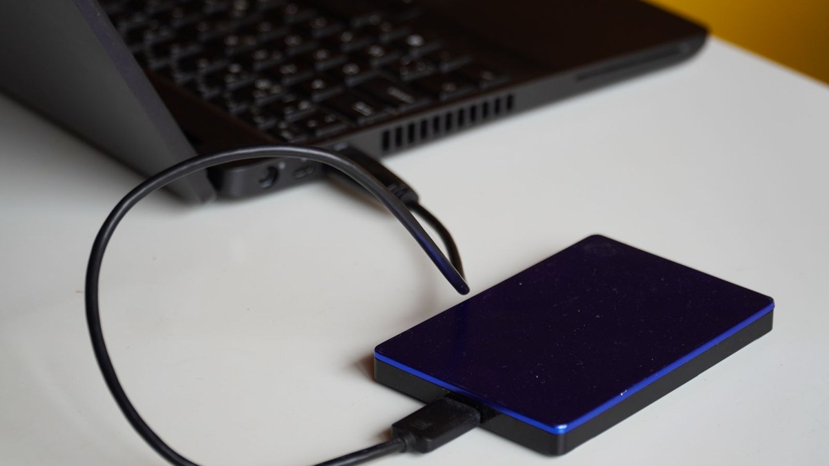 Laptopa bağlı taşınabilir harici disk