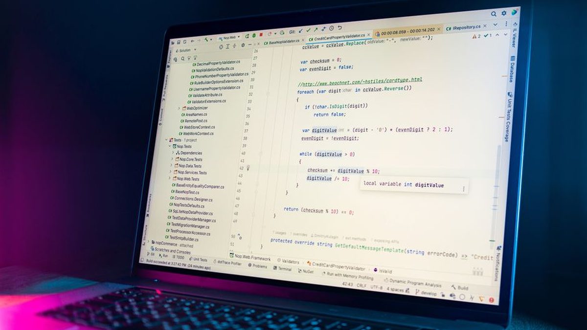 Loş ortamda kod düzenleyici açık bir laptop ekranı