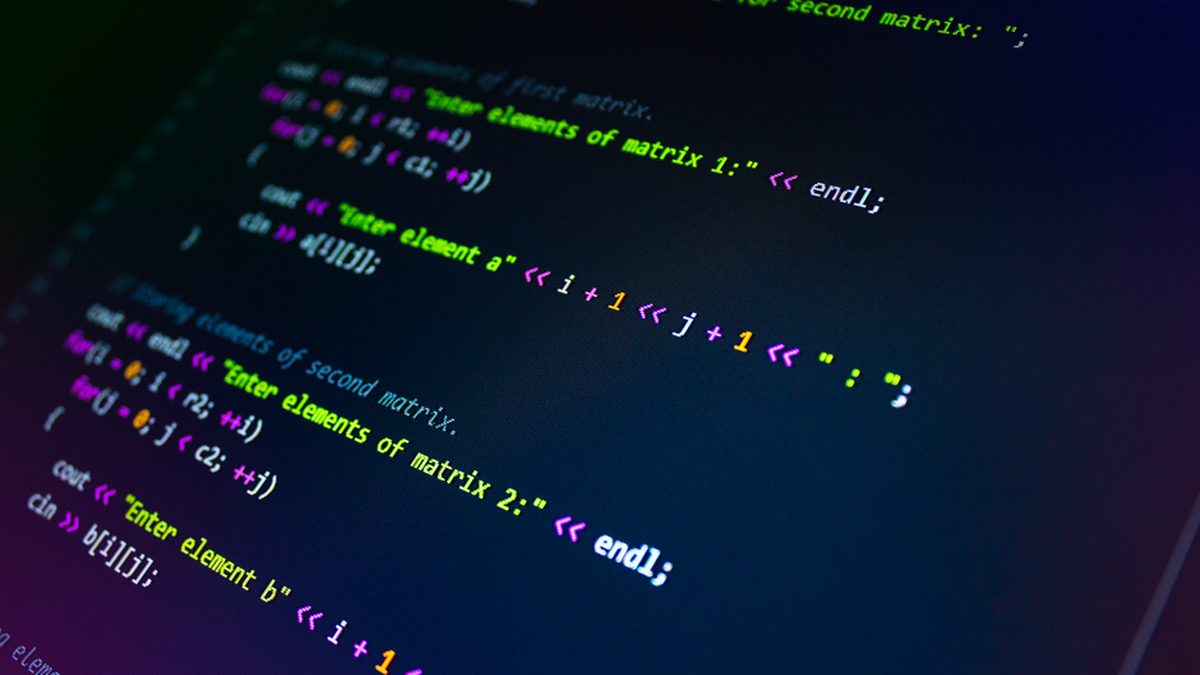 Monitörde renkli programlama kodu